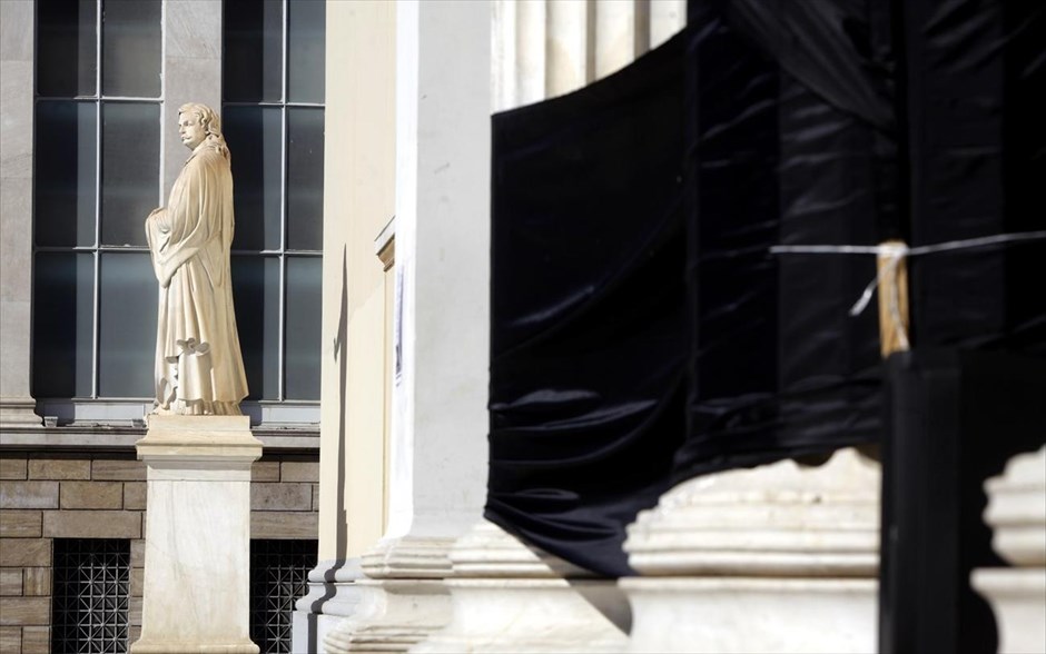 Μαύρα πανιά στο κεντρικό κτήριο του Πανεπιστημίου Αθηνών. Έξω από την Πρυτανεία του Πανεπιστημίου Αθηνών στα Προπύλαια είναι συγκεντρωμένοι διοικητικοί υπάλληλοι και φοιτητές, διαμαρτυρόμενοι για τη διαθεσιμότητα.