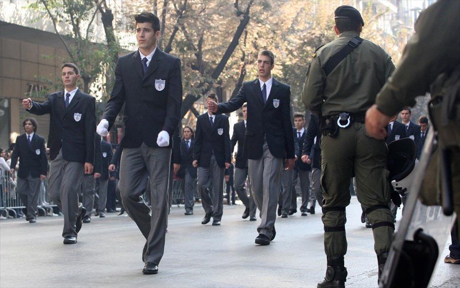 Εορτασμός 28ης Οκτωβρίου - Μαθητική παρέλαση. Δυνάμεις της αστυνομίας φρουρούν την μαθητική παρέλαση στα πλαίσια των εκδηλώσεων της Επετείου της απελευθέρωσης της Θεσσαλονίκης και της 28ης Οκτωβρίου, στην οδό Τσιμισκή. Θεσσαλονίκη.
