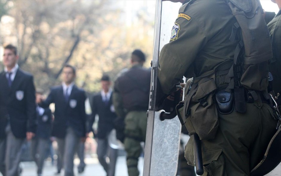 Εορτασμός 28ης Οκτωβρίου - Μαθητική παρέλαση. Δυνάμεις της αστυνομίας φρουρούν την μαθητική παρέλαση στα πλαίσια των εκδηλώσεων της Επετείου της απελευθέρωσης της Θεσσαλονίκης και της 28ης Οκτωβρίου, στην οδό Τσιμισκή. Θεσσαλονίκη.