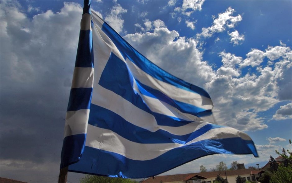 Εορτασμός 28ης Οκτωβρίου - Μαθητική παρέλαση. Σημαία κυματίζει από τον αέρα.