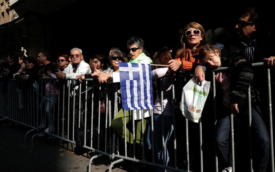 Μαθητική παρέλαση στη Θεσσαλονίκη για την επέτειο της 28ης Οκτωβρίου. Μαθητική παρέλαση για την επέτειο της 28ης Οκτωβρίου 1940 που εγινε υπο αυστηρά μέτρα ασφαλείας υπό τον φόβο διαμαρτυριων για την κατάσταση της χώρας και τα συνεχή μέτρα λιτότητας.