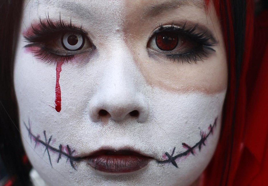 Ιαπωνία: Παρέλαση για το Halloween . Μία γυναίκα μεταμφιεσμένη ποζάρει για φωτογραφίες, καθώς περιμένει να ξεκινήσει η παρέλαση για το Halloween στην πόλη Kawasaki, νοτίως του Τόκιο. Σύμφωνα με τους διοργανωτές, περίπου 110.000 θεατές συγκεντρώθηκαν για να παρακολουθήσουν την παρέλαση, στην οποία συμμετέχουν πάνω από 3.000 άτομα μεταμφιεσμένα με στολές.