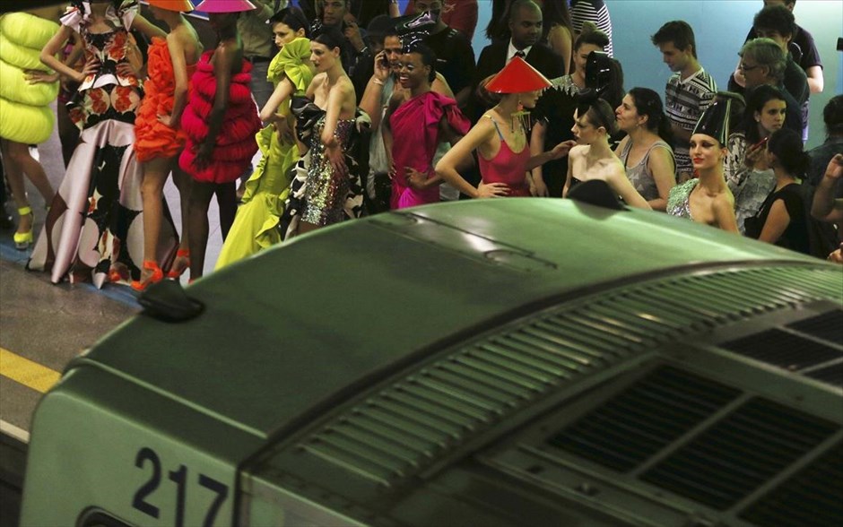 Εβδομάδα Μόδας στη Βραζιλία. Μοντέλα κατά τη διάρκεια επίδειξης μόδας σε σταθμό μετρό, στο πλαίσιο της Εβδομάδας Μόδας του Σάο Πάολο.
