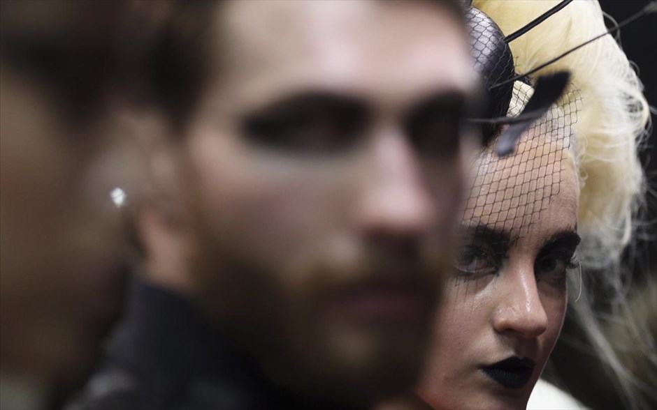 Εβδομάδα Μόδας στη Βραζιλία. Μοντέλα κατά τη διάρκεια επίδειξης μόδας σε σταθμό μετρό, στο πλαίσιο της Εβδομάδας Μόδας του Σάο Πάολο.