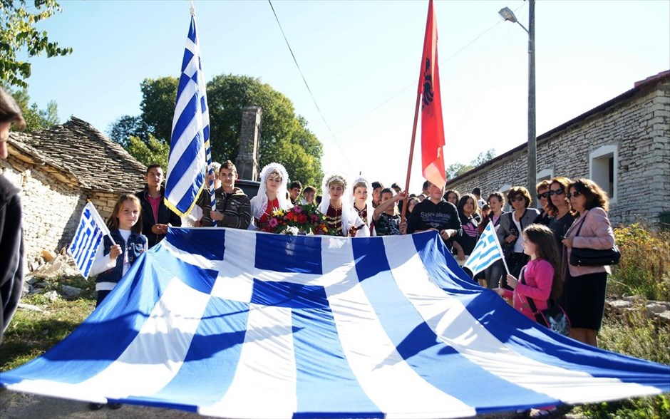 Κλεισούρα: Εορτασμός της 28ης Οκτωβρίου. Στα στρατιωτικά νεκροταφεία στους Βουλιαράτες και την Κλεισούρα της Αλβανίας, εορτάστηκε η επέτειος της 28ης Οκτωβρίου 1940, με δοξολογία και καταθέσεις στεφάνων προς τιμήν των στρατιωτών που έπεσαν κατά το έπος του 1940 στα αλβανικά βουνά.
