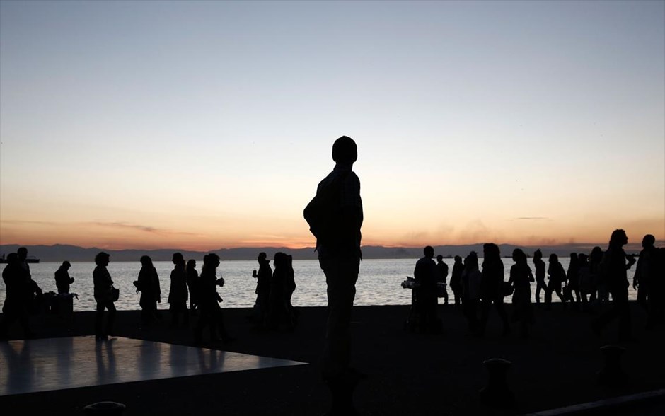 Απογευματινός περίπατος στη Θεσσαλονίκη . Κόσμος κάνει την απογευματινή του βόλτα στην παραλία της Θεσσαλονίκης.&nbsp;