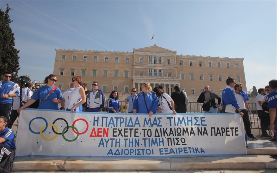 Ολυμπιονίκες κατά της διαθεσιμότητας. Συγκέντρωση διαμαρτυρίας έξω από το υπουργείο Διοικητικής Μεταρρύθμισης πραγματοποίησαν Ολυμπιονίκες, που λόγω των διακρίσεών τους διορίστηκαν στο παρελθόν στο Δημόσιο και τώρα κινδυνεύουν να τεθούν σε διαθεσιμότητα. Οι συγκεντρωμένοι κατευθύνθηκαν αργότερα προς τη Βουλή.