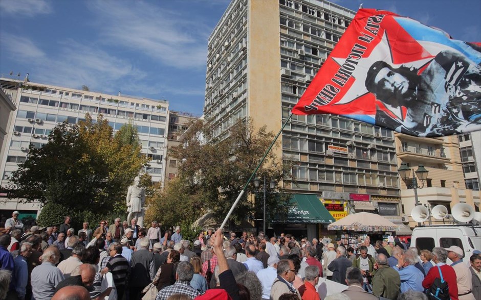 Συγκέντρωση διαμαρτυρίας των συνταξιούχων. Συγκέντρωση διαμαρτυρίας στην πλατεία Κοτζιά πραγματοποιήσαν σήμερα οι συνταξιούχοι, ζητώντας δημόσια δωρεάν υγεία και να μην υπάρχει επιβάρυνση των ασφαλισμένων για την αγορά φαρμάκων και αργότερα έκαναν πορεία προς το υπουργείο Υγείας. Διαμαρτύρονται επίσης για το γεγονός ότι από 1ης Ιανουαρίου 2014 «κόβεται το ΕΚΑΣ σε 150.000 συνταξιούχους, μειώνονται παραπέρα οι επικουρικές συντάξεις, επιβάλλουν 25 ευρώ εισαγωγή στα νοσοκομεία, επιβάλλουν χαράτσι 1 ευρώ σε κάθε συνταγή» κ.ά..