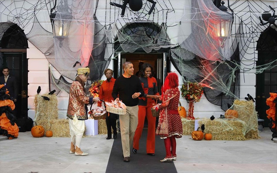 Ο Λευκός Οίκος γιορτάζει το Halloween. Ο αμερικανός πρόεδρος Μπαράκ Ομπάμα και η πρώτη κυρία Μισέλ προσφέρουν γλυκά και καραμέλες σε παιδιά που επισκέπτονται το Λευκό Οίκο για το Halloween.