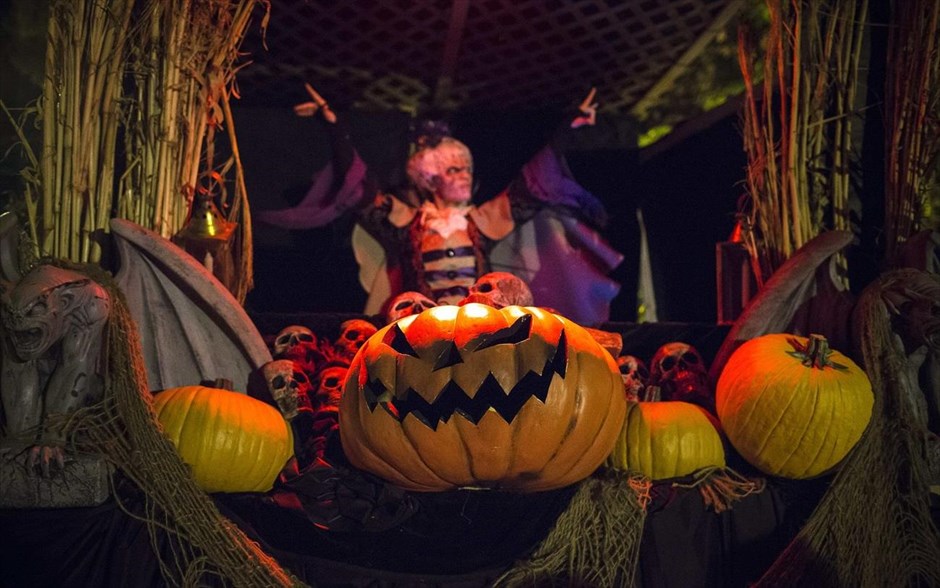 Νέα Υόρκη: Halloween στο στοιχειωμένο μονοπάτι του Ακέφαλου Καβαλάρη. Ενας μεταμφιεσμένος άντρας διασκεδάζει τον κόσμο που περιμένει να εισέλθει στο στοιχειωμένο μονοπάτι γνωστό ως «Horseman