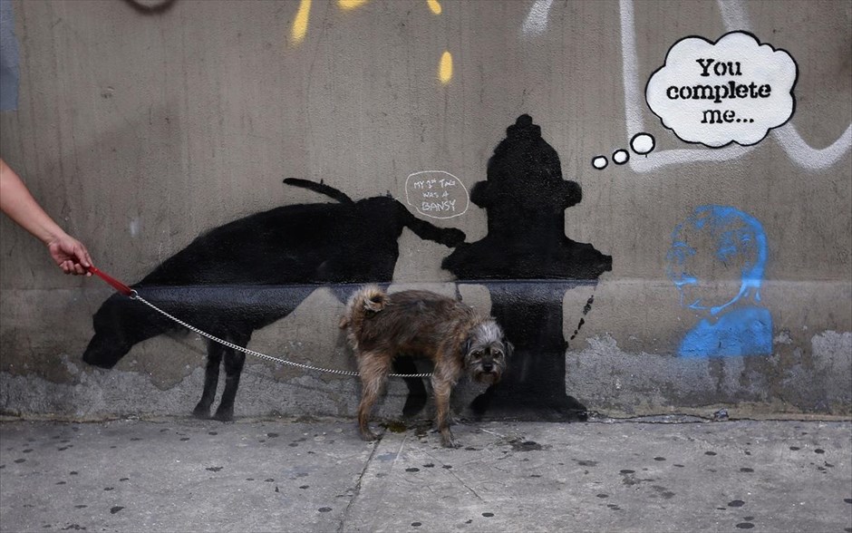 O Banksy κατακτά τη Νέα Υόρκη #1. Έργο του καλλιτέχνη δρόμου Banksy στη West 24th street, στη Νέα Υόρκη, 3 Οκτωβρίου 2013. Από τις αρχές Οκτωβρίου ο ανατρεπτικός καλλιτέχνης άρχισε να αφήνει το σημάδι του σε κτίρια και σημεία στις πέντε συνοικίες της Νέας Υόρκης με σύνθημα «Καλύτερα έξω παρά μέσα» φιλοξενώντας για ολόκληρο το μήνα μία υπαίθρια έκθεση στους δρόμους της πόλης.