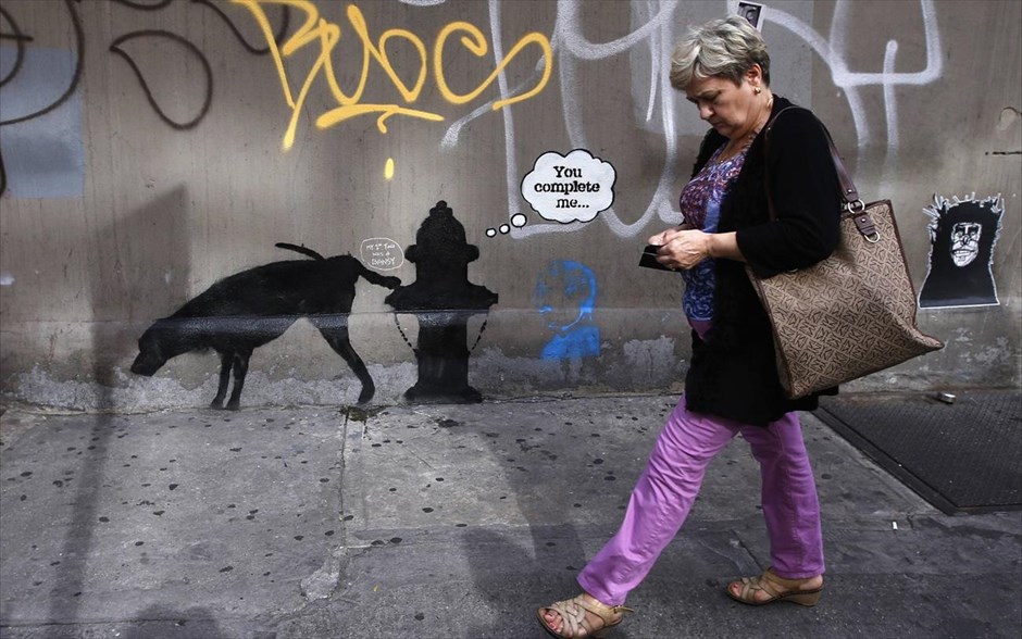 O Banksy κατακτά τη Νέα Υόρκη #2. Έργο του καλλιτέχνη δρόμου Banksy στη West 24th street, στη Νέα Υόρκη, 3 Οκτωβρίου 2013. Από τις αρχές Οκτωβρίου ο ανατρεπτικός καλλιτέχνης άρχισε να αφήνει το σημάδι του σε κτίρια και σημεία στις πέντε συνοικίες της Νέας Υόρκης με σύνθημα «Καλύτερα έξω παρά μέσα» φιλοξενώντας για ολόκληρο το μήνα μία υπαίθρια έκθεση στους δρόμους της πόλης.