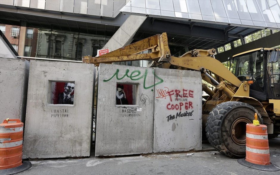 O Banksy κατακτά τη Νέα Υόρκη #8. Καλλιτεχνική εγκατάσταση του Banksy με τίτλο «Concrete Confessional» στο Lower East Side του Μανχάταν, 14 Οκτωβρίου 2013.