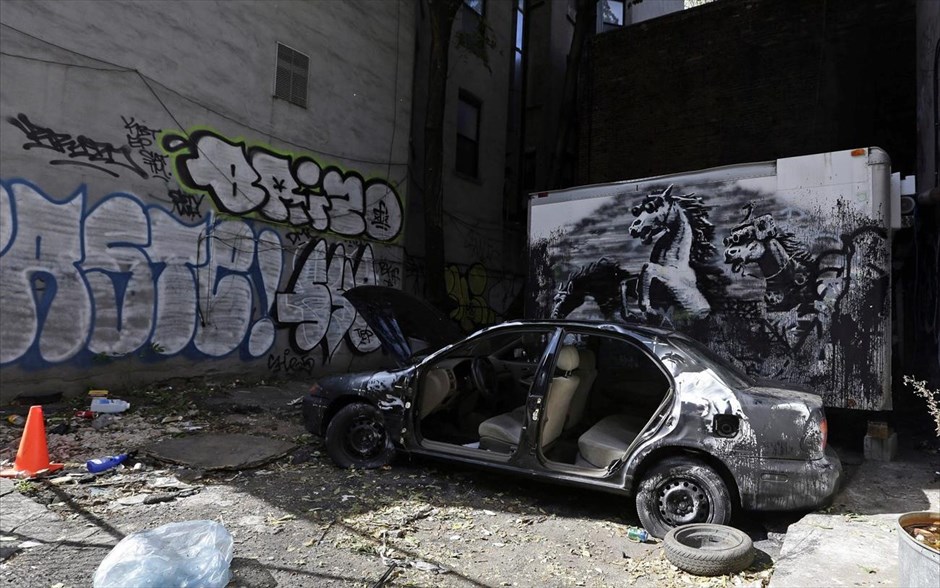 O Banksy κατακτά τη Νέα Υόρκη #9. Εργο του Banksy με τίτλο «Crazy Horse» στο Lower East Side του Μανχάταν, 14 Οκτωβρίου 2013. Μέρος του έργου αλλοιώθηκε από βανδαλισμό.