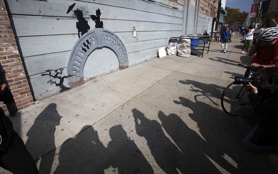 O Banksy κατακτά τη Νέα Υόρκη #14. Εργο του Banksy στο Μπρούκλιν, 17 Οκτωβρίου 2013.