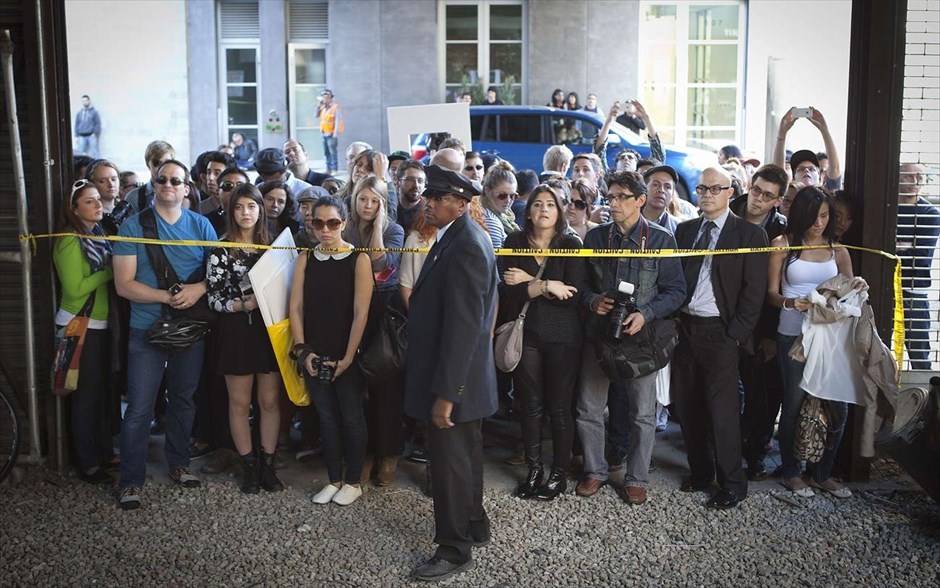 O Banksy κατακτά τη Νέα Υόρκη #18. Κόσμος έχει συγκεντρωθεί για να δεί το νέο έργο του Banksy στη Νέα Υόρκη. Από τις αρχές Οκτωβρίου ο ανατρεπτικός καλλιτέχνης δρόμου άρχισε να αφήνει το σημάδι του σε κτίρια και σημεία στις πέντε συνοικίες της Νέας Υόρκης με σύνθημα «Καλύτερα έξω παρά μέσα» φιλοξενώντας για ολόκληρο το μήνα ένα σώου στους δρόμους της πόλης, προκαλώντας ποικίλες αντιδράσεις στους νεοϋορκέζους.
