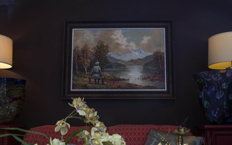 O Banksy κατακτά τη Νέα Υόρκη #32. Πίνακας του βρετανού καλλιτέχνη δρόμου Banksy, σε ένα μαγαζί μεταχειρισμένων στη Νέα Υόρκη. Ο ανατρεπτικός καλλιτέχνης περιφρόνησε για άλλη μία φορά τον κόσμο της τέχνης και άφησε ένα πίνακά του σε μαγαζί μεταχειρισμένων αντικειμένων.