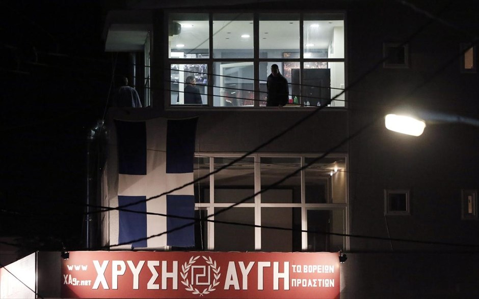 Διπλή δολοφονία έξω από τα γραφεία της Χρυσής Αυγής στο Νέο Ηράκλειο. Γύρω στις 7 το απόγευμα της Παρασκευής, σύμφωνα με την αστυνομία, τέσσερις άνδρες, που βρίσκονταν σε πεζοδρόμιο της Λεωφόρου Ηρακλείου, έξω από τα γραφεία της Χρυσής Αυγής στο Νέο Ηράκλειο, δέχθηκαν πυροβολισμούς από άγνωστο δράστη, με αποτέλεσμα να τραυματιστούν θανάσιμα δυο εξ αυτών -ο 22χρονος Αργύρης Καπελώνης και ο 26χρονος Γιώργος Φουντούλης- και και σοβαρά ο 29χρονος Αλέξανδρος Γέροντας. Σε πλήρη εξέλιξη βρίσκονται οι έρευνες για την υπόθεση, η οποία έχει ανατεθεί στην Αντιτρομοκρατική Υπηρεσία.