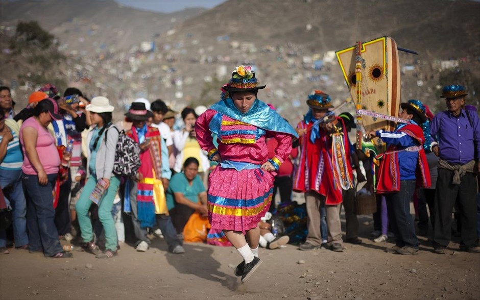 Ημέρα των Νεκρών στο Περού. Μια γυναίκα από τις Άνδεις χορεύει στο νεκροταφείο της Νουέβα Εσπεράνζα στη Λίμα του Περού, στο πλαίσιο των εκδηλώσεων  για την Ημέρα των Νεκρών. Στο Μεξικό και σε πολλές περιοχές της λατινικής Αμερικής, οι δύο πρώτες ημέρες του Νοεμβρίου είναι αφιερωμένες στους νεκρούς και οι κάτοικοι συρρέουν στα νεκροταφεία για να τιμήσουν τα αγαπημένα τους πρόσωπα. 