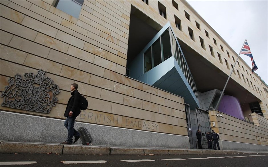 Independent: Bρετανικές παρακολουθήσεις στο Βερολίνο. Σταθμό ηλεκτρονικής παρακολούθησης στη στέγη της βρετανικής πρεσβείας στο Βερολίνο, η οποία βρίσκεται σε απόσταση αναπνοής από το κτήριο του γερμανικού κοινοβουλίου και την καγκελαρία, διαθέτει η υπηρεσία Πληροφοριών της Βρετανίας, όπως αποκαλύπτει η εφημερίδα The Independent. Σύμφωνα με το δημοσίευμα, στο κτήριο της βρετανικής πρεσβείας στο Βερολίνο υπάρχει μια εγκατάσταση σε σχήμα κυλίνδρου που θυμίζει σημείο παρακολούθησης. Έγγραφα του Σνόουντεν, αεροφωτογραφίες αλλά και άλλες πληροφορίες, δείχνουν, όπως γράφει η Independent, ότι πιθανότατα χρησιμοποιείται εκεί ένας υπερσύγχρονος εξοπλισμός.