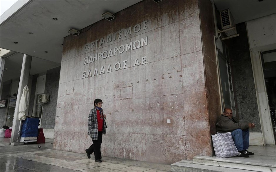 Διαμαρτυρία - Απεργία - ΟΣΕ. Ένας άνδρας περιμένει έξω από τον κλειστό κεντρικό σταθμό του ΟΣΕ, λόγω της εικοσιτετράωρης απεργίας των σιδηροδρομικών.