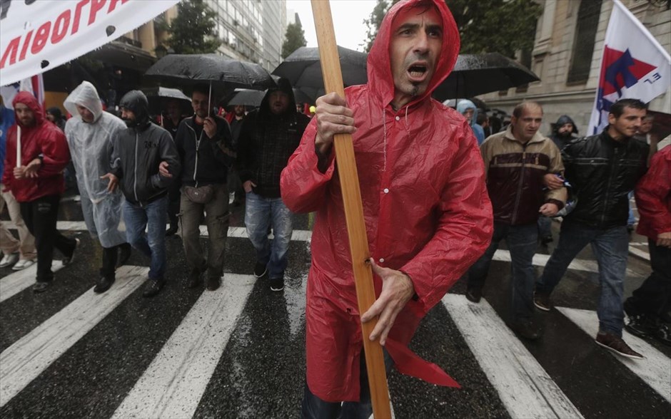 Πορεία του ΠΑΜΕ στο Σύνταγμα. Πορεία διαμαρτυρίας του ΠΑΜΕ, κάτω από δυνατή βροχή στο πλαίσιο της 24ωρης γενικής απεργίας την Τετάρτη 6 Νοεμβρίου 2013. Σε απεργιακό κλοιό σήμερα η χώρα, λόγω της 24ωρης απεργίας που έχουν κηρύξει ΓΣΕΕ και ΑΔΕΔΥ.