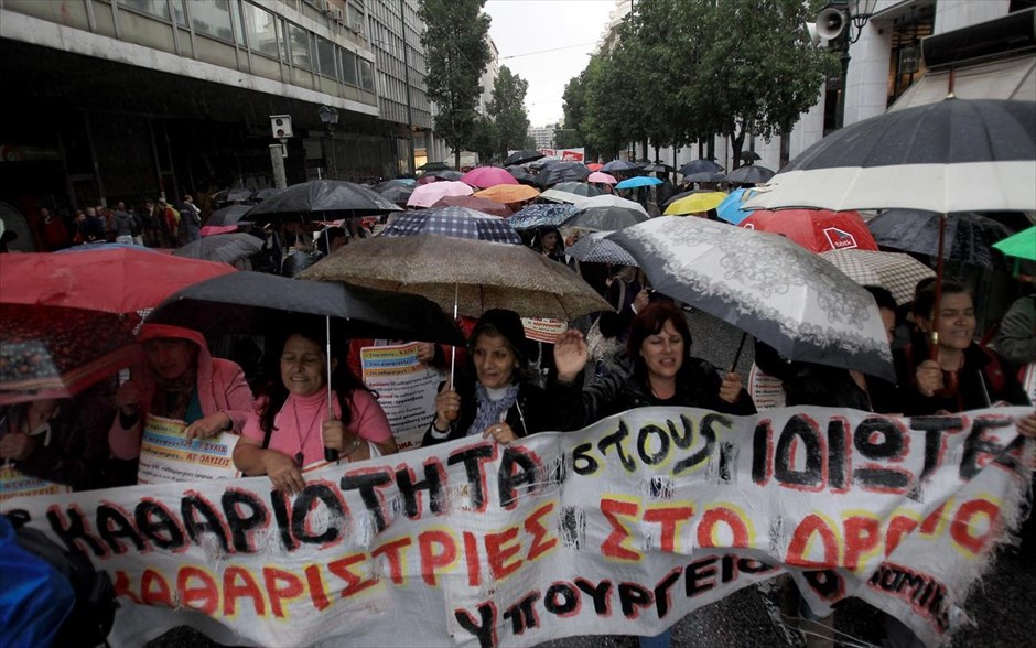 Διαμαρτυρία - απεργία - Καθαρίστριες ΥΠΟΙΚ. Στην απεργία συμμετέχουν μεταξύ άλλων οι εργαζόμενοι στον δημόσιο τομέα, στις ΔΕΚΟ, στα Ταμεία και στην Τοπική Αυτοδιοίκηση, οι τραπεζοϋπάλληλοι, οι δικαστικοί υπάλληλοι, δάσκαλοι και καθηγητές, οι ναυτικοί και οι ελεγκτές εναέριας κυκλοφορίας.