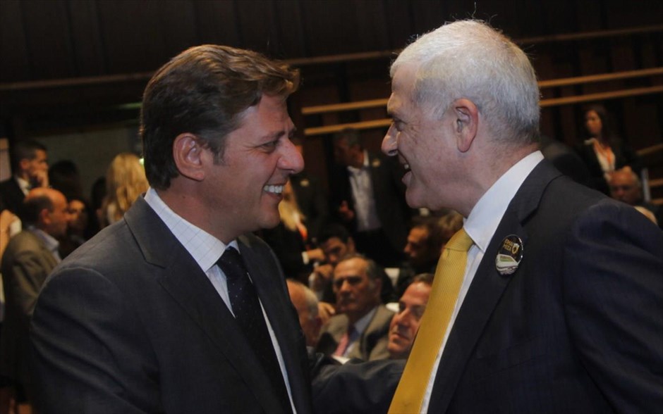 Παρουσιάστηκε το γήπεδο της ΑΕΚ. Ο υπουργός Ναυτιλίας και Αιγαίου, Μιλτιάδης Βαρβιτσιώτης συνομιλεί με τον πρόεδρο της ΑΕΚ, Δημήτρη Μελισσανίδη.