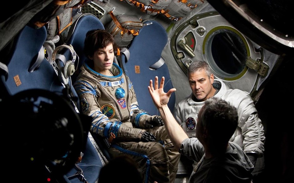 «Gravity». Στο αχανές άπειρο του σύμπαντος μάς εκτοξεύει το τρισδιάστατο θρίλερ επιστημονικής φαντασίας «Gravity» του - υποψήφιου για Όσκαρ - Αλφόνσο Κουαρόν, με τους βραβευμένους με Όσκαρ Σάντρα Μπούλοκ και Τζορτζ Κλούνεϊ να ενσαρκώνουν τους δύο μοναδικούς ήρωες της ταινίας.