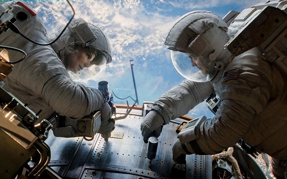 «Gravity». Στο αχανές άπειρο του σύμπαντος μάς εκτοξεύει το τρισδιάστατο θρίλερ επιστημονικής φαντασίας «Gravity» του - υποψήφιου για Όσκαρ - Αλφόνσο Κουαρόν, με τους βραβευμένους με Όσκαρ Σάντρα Μπούλοκ και Τζορτζ Κλούνεϊ να ενσαρκώνουν τους δύο μοναδικούς ήρωες της ταινίας.