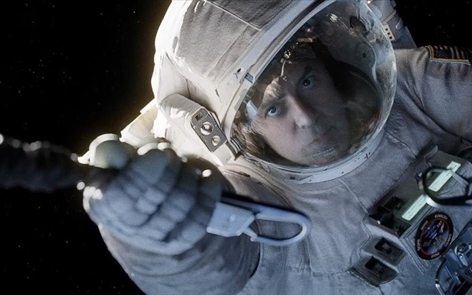 «Gravity». Στο αχανές άπειρο του σύμπαντος μάς εκτοξεύει το τρισδιάστατο θρίλερ επιστημονικής φαντασίας «Gravity» του - υποψήφιου για Όσκαρ - Αλφόνσο Κουαρόν, με τους βραβευμένους με Όσκαρ Σάντρα Μπούλοκ και Τζορτζ Κλούνεϊ να ενσαρκώνουν τους δύο μοναδικούς ήρωες της ταινίας.