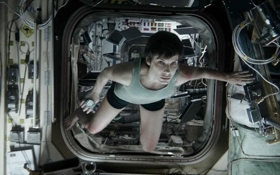 «Gravity». Στο αχανές άπειρο του σύμπαντος μάς εκτοξεύει το τρισδιάστατο θρίλερ επιστημονικής φαντασίας «Gravity» του - υποψήφιου για Όσκαρ - Αλφόνσο Κουαρόν, με τους βραβευμένους με Όσκαρ Σάντρα Μπούλοκ και Τζορτζ Κλούνεϊ να ενσαρκώνουν τους δύο μοναδικούς ήρωες της ταινίας.