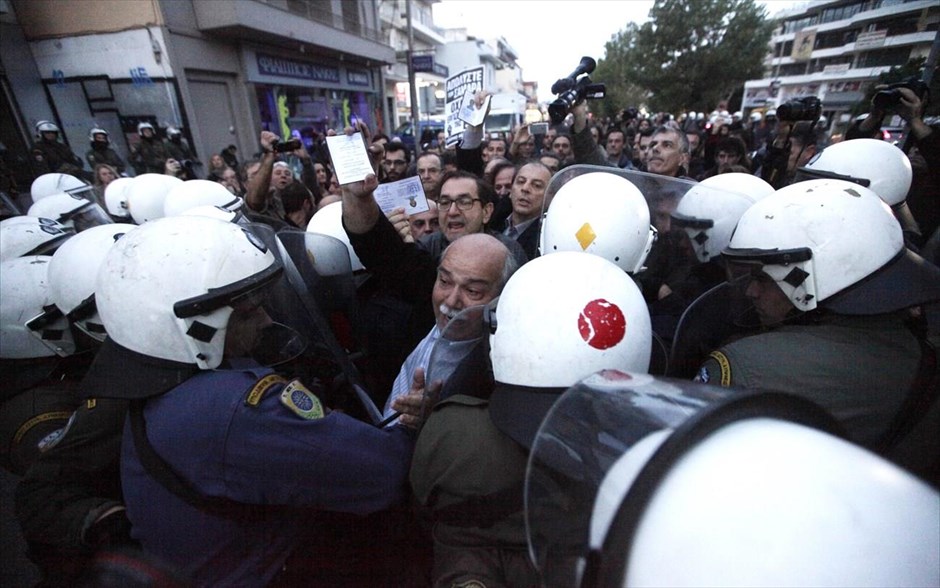 Επέμβαση ΜΑΤ στην ΕΡΤ #4. Ο βουλευτής του ΣΥΡΙΖΑ, Νίκος Βούτσης.