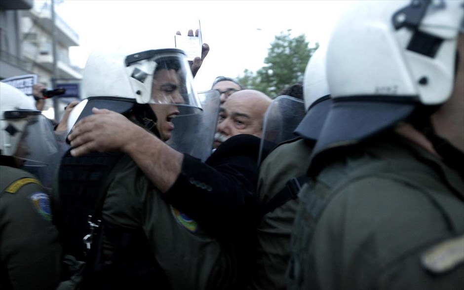 Επέμβαση ΜΑΤ στην ΕΡΤ #5. Ο βουλευτής του ΣΥΡΙΖΑ, Νίκος Βούτσης.
