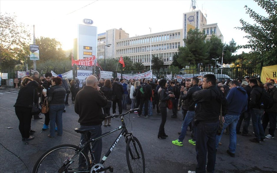 Επέμβαση της αστυνομίας στην ΕΡΤ. Κόσμος έχει συγκεντρωθεί έξω από την είσοδο του ραδιομέγαρου της ΕΡΤ.