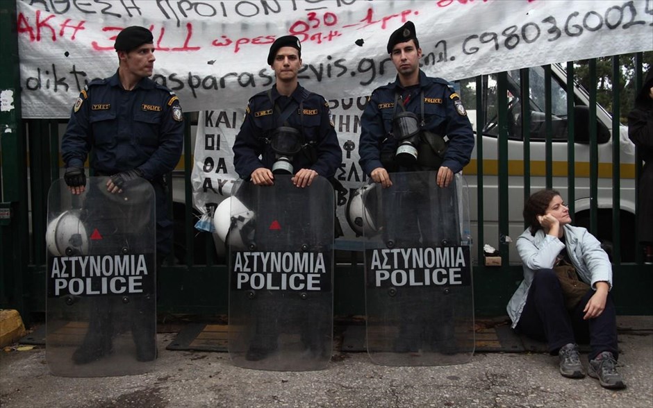 Επέμβαση της αστυνομίας στην ΕΡΤ. 