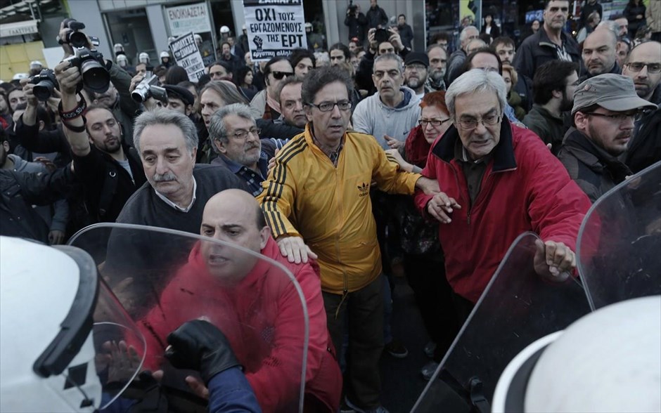 Επέμβαση της αστυνομίας στην ΕΡΤ - Reuters. Συμπλοκές διαδηλωτών που προσπαθούν να προσεγγίσουν το ραδιομέγαρο με τις αστυνομικές δυνάμεις.