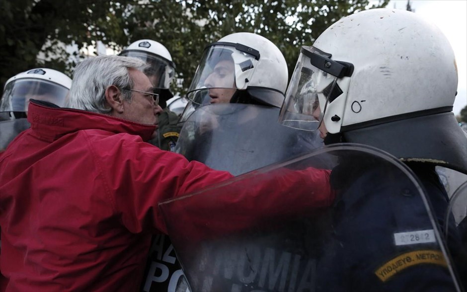 Επέμβαση της αστυνομίας στην ΕΡΤ - reuters. Συμπλοκές διαδηλωτών που προσπαθούν να προσεγγίσουν το ραδιομέγαρο με τις αστυνομικές δυνάμεις.