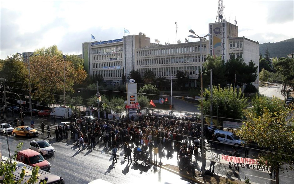 Επέμβαση της αστυνομίας στην ΕΡΤ - Γενική. Αστυνομικές δυνάμεις και κόσμος στέκονται έξω από την είσοδο του ραδιομέγαρου της Αγίας Παρασκευής.