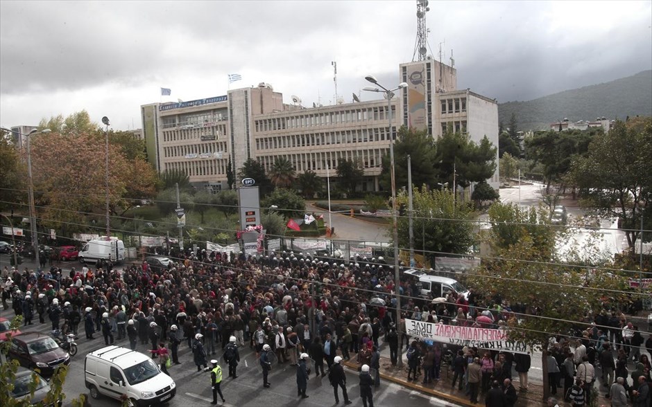 Επέμβαση της αστυνομίας στην ΕΡΤ - Κάθοδος Μεσογείων. Αλληλέγγυοι στους απολυμένους της ΕΡΤ έκλεισαν το ρεύμα καθόδου της Μεσογείων και προσπάθησαν να σπάσουν το «μπλόκο» των αστυνομικών, οι οποίοι τους απώθησαν.