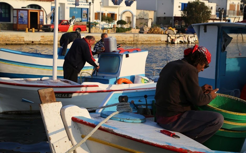 Η καθημερινότητα στο ακριτικό νησί των Λειψών. Ψαράδες ετοιμάζουν τα παραγάδια στο λιμανάκι των Λειψών. Οι Λειψοί ανήκουν στον βόρειο σύμπλεγμα των Δωδεκανήσων και αριθμούν 785 κατοίκους, οι οποίοι εκτός από την έντονη τουριστική κίνηση τους καλοκαιρινούς μήνες ασχολούνται με την γεωργία και την αλιεία. Στο νησί λειτουργεί βιολογικός καθαρισμός και γίνεται ανακύκλωση στο σύνολο των απορριμμάτων. Από την δημοτική αρχή έχουν καθοριστεί αυστηρά πλαίσια όσο αφορά την δόμηση και την διατήρηση των οικιών σε παραδοσιακές γραμμές.&nbsp;