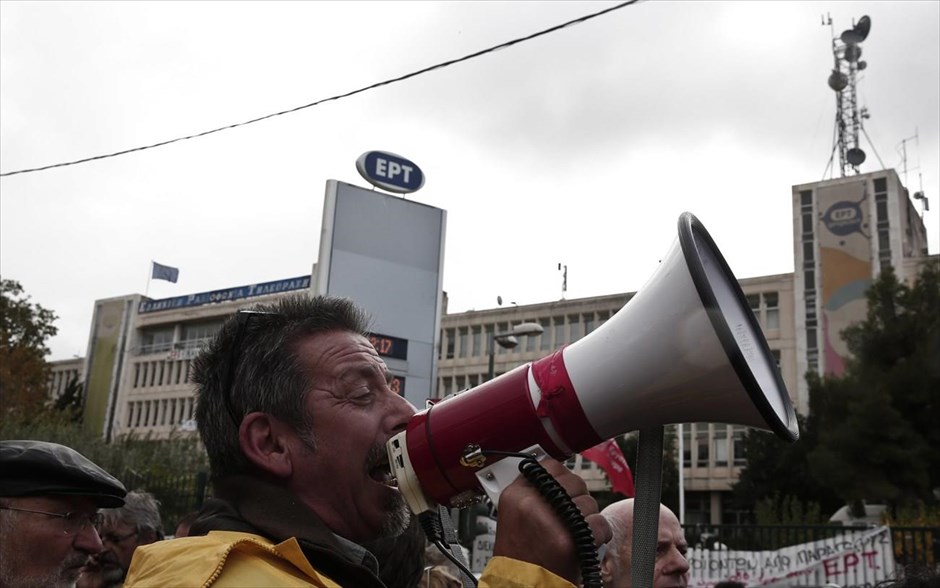 Επέμβαση της αστυνομίας στην ΕΡΤ - reuters. Στιγμιότυπο από τη συγκέντρωση διαμαρτυρίας έξω από το ραδιομέγαρο.&nbsp;