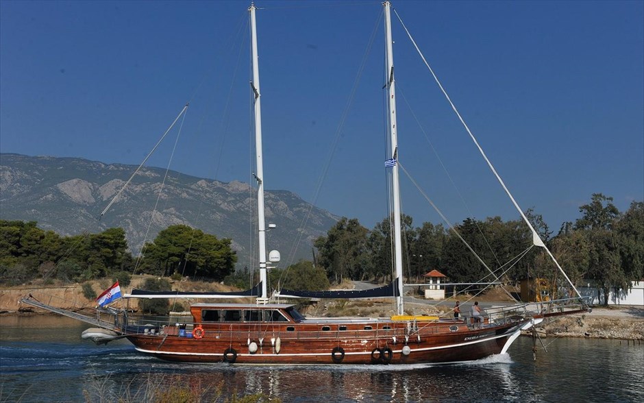 Το ξύλινο ιστιοφόρο «Excellence» στην Κόρινθο. Το ξύλινο ιστιοφόρο, που ονομάζεται «Excellence», σημαίας Μονακό, διασχίζει τη διώρυγα της Κορίνθου καθώς κατευθύνεται προς τα νησιά του Αιγαίου.