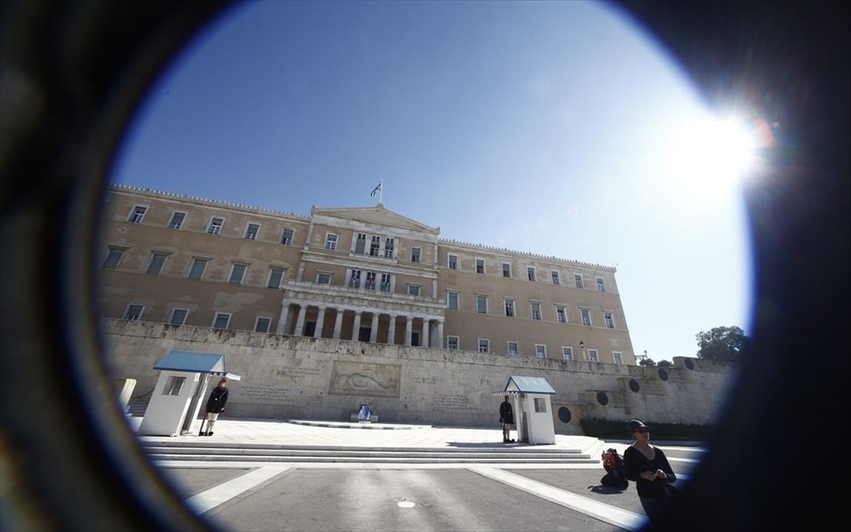 Πρόταση μομφής: Τριήμερο «φωτιά». Στο κοινοβούλιο στρέφονται τα φώτα της δημοσιότητας όπου συζητείται η πρόταση δυσπιστίας που κατέθεσε ο ΣΥΡΙΖΑ για την κυβέρνηση. Η συνεδρίαση της Βουλής ξεκίνησε στις 12 το μεσημέρι της Παρασκευής και θα ολοκληρωθεί με ψηφοφορία το βράδυ της Κυριακής. Η πρόταση δυσπιστίας έγινε ομόφωνα δεκτή από την κυβέρνηση, με τον πρωθυπουργό Αντώνη Σαμαρά να διαμηνύει μέσω ομιλίας του στο σύλλογο αποφοίτων του Harvard, ότι «η δημοκρατία δεν φοβάται τις μομφές από τα υπολείμματα του παρελθόντος επειδή εφαρμόστηκε ο νόμος και αποδόθηκε στο ελληνικό λαό ένα δημόσιο κτήριο».