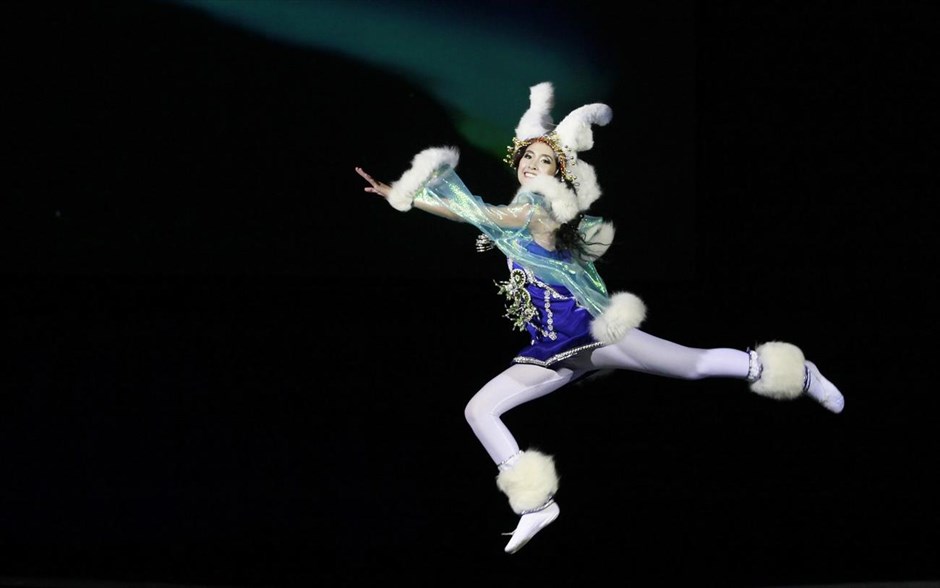 Διαγωνισμός ομορφιάς «Μις Ασία - Σιβηρία». Η δεκαοκτάχρονη Λουντμίλα Πόποβα από τη Γιακουτία διαγωνίζεται για την κατάκτηση του τίτλου της Μις Ασία - Σιβηρία στην πόλη Κρασνογιάρσκ της Ρωσίας. Πρόκειται για την έβδομη διοργάνωση του ερασιτεχνικού διαγωνισμού ομορφιάς, στον οποίο συμμετέχουν νεαρές γυναίκες από τη Μπουργιατία, τη Χακασία, τη Γιακουτία, το Μπασκορτοστάν, καθώς επίσης και κάτοικοι του Καζακστάν και του Κιργιστάν που σπουδάζουν στη Σιβηρία. Οι συμμετέχουσες καλούνται να επιδείξουν -εκτός από την ομορφιά τους- τα ταλέντα τους στο χορό και το τραγούδι και να αναδείξουν την κουλτούρα της περιοχής τους.