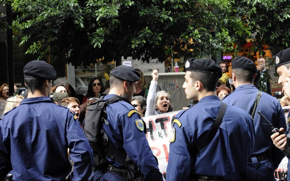 Υπό αποδοκιμασίες η άφιξη της τρόικας στο ΥΠΟΙΚ. Διαμαρτυρία έξω από το υπουργείο Οικονομικών, όπου βρίσκεται σε εξέλιξη η συνάντηση του οικονομικού επιτελείου με την τρόικα, πραγματοποιούν καθαρίστριες που έχουν τεθεί σε διαθεσιμότητα.&nbsp;Οι συγκεντρωμένες κρατούν πανό και φωνάζουν συνθήματα, ενώ έχουν ζητήσει συνάντηση με την ηγεσία του υπουργείου.