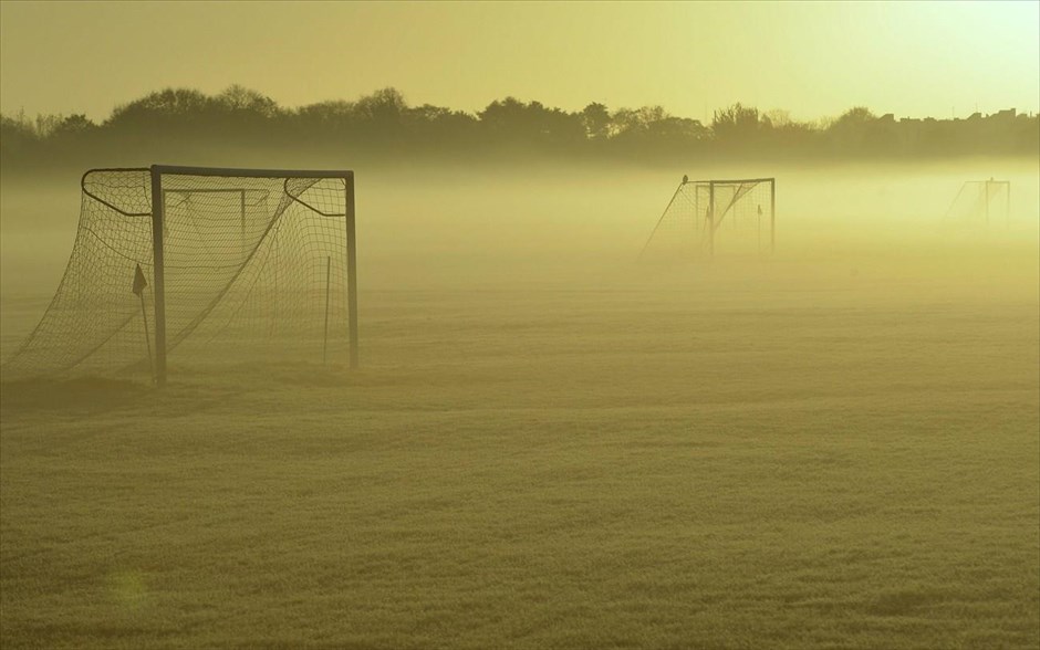 Εστίες στην ομίχλη. Η φθινοπωρινή ομίχλη καλύπτει τα τέρματα στα γήπεδα ποδοσφαίρου του πάρκου Ντιουκς Μέντοους στο Δυτικό Λονδίνο. 