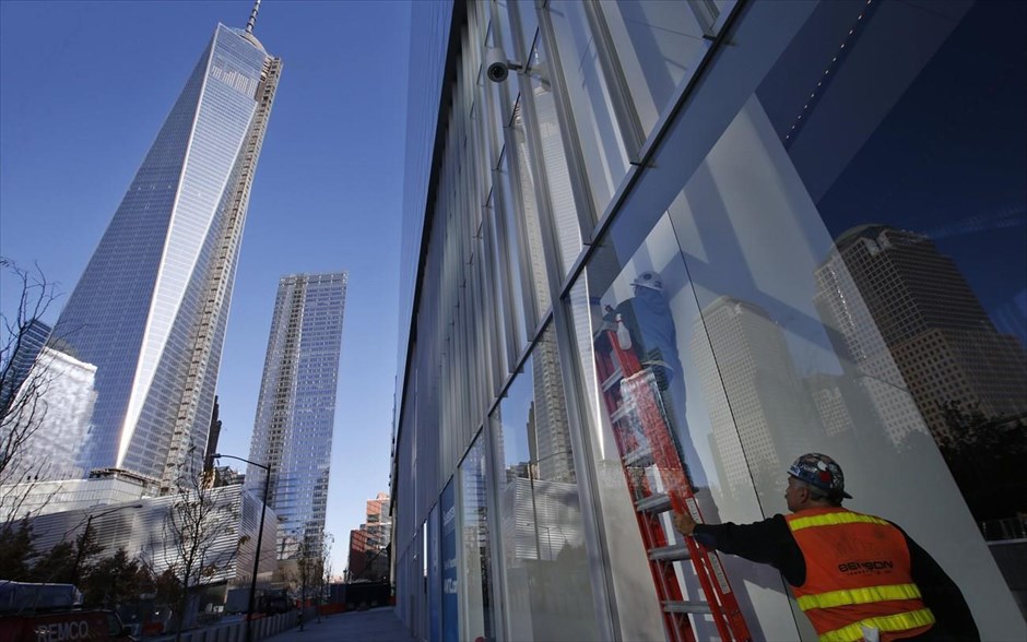 Μανχάταν: Ανοίγει ο πρώτος ουρανοξύστης στο σημείο των Δίδυμων Πύργων. Από τις εργασίες στο λόμπι του 4 World Trade Center.