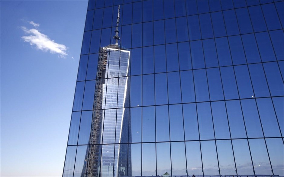 Μανχάταν: Ανοίγει ο πρώτος ουρανοξύστης στο σημείο των Δίδυμων Πύργων. Το One World Trade Center καθρεφτίζεται στα παράθυρα του τέταρτου πύργου.