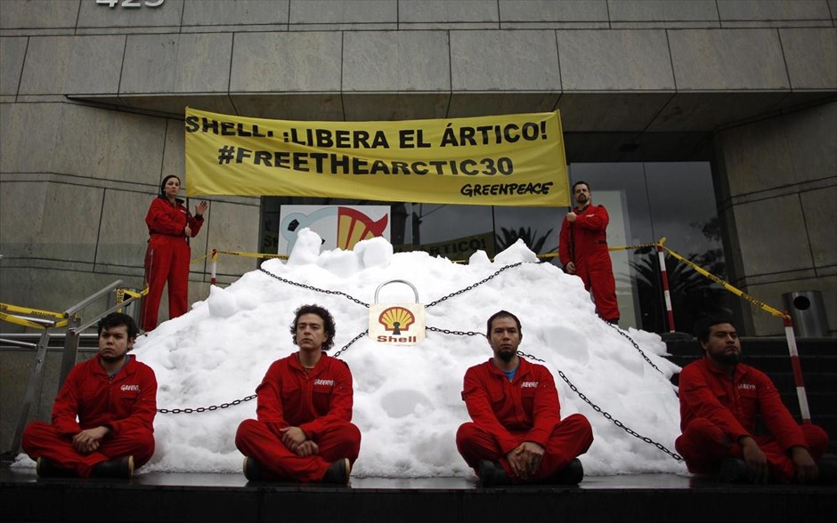 Διαμαρτυρία της Greenpeace κατά των γεωτρήσεων στην Αρκτική. Ακτιβιστές της Greenpeace διαμαρτύρονται κατά των γεωτρήσεων στην Αρκτική, έξω από τα γραφεία της Shell στην πόλη του Μεξικό. Στο μεταξύ, σύμφωνα με την Greenpeace και τις ρωσικές αρχές, οι ακτιβιστές που κρατούνται στη Ρωσία από τον Σεπτέμβριο, αφού προσπάθησαν να καταλάβουν μια πετρελαϊκή πλατφόρμα της Gazprom στην Αρκτική, μεταφέρθηκαν από το Μούρμανσκ στην Αγία Πετρούπολη.